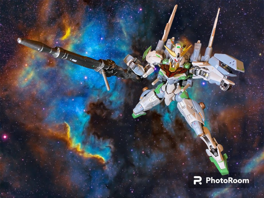 追加パーツは太腿に30MMのブースターパーツ、前腕にパワードアームズパワーダーのアームガトリング、デミトレ拡張パーツセットのロングライフルです。隠し腕ガトリングは言わずもがなポケ戦アレックスへのオマージュ、三つ星モールドを開口しました。ロングライフルは田舎の自警団が猟銃で自衛しているみたいなイメージからです。シルエット的には長物の銃に背中のウイングと、キャリバーンのビットオンフォームに近くなるようにまとめました。
