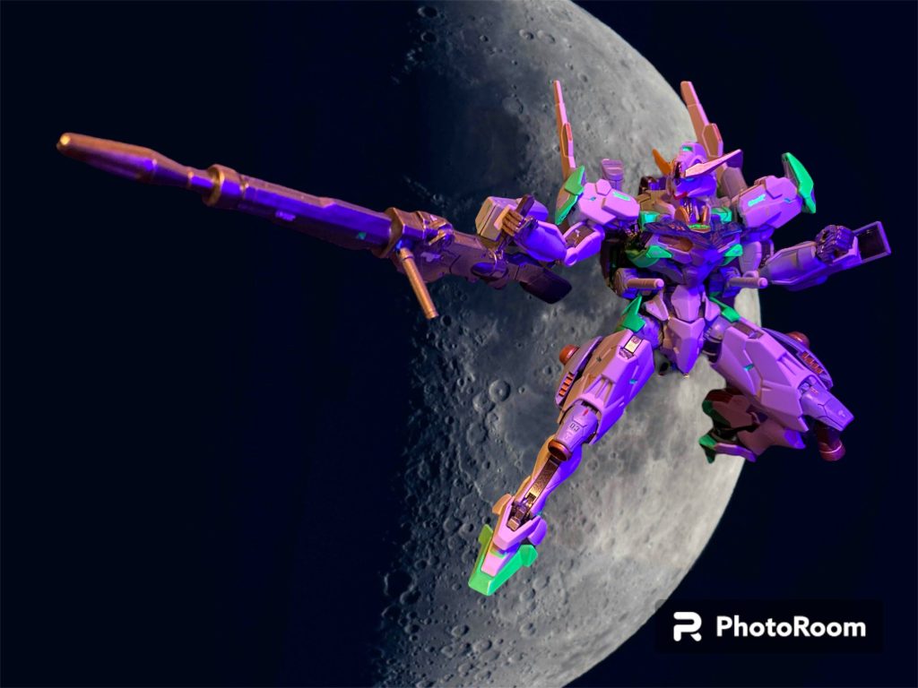 水星は地球よりもずっと引力の小さい星だけれど、太陽までの距離もずっとずっと近くて、公転速度も速い。元々想定していなかった環境に適応させるため、バックパックのスラスター配置は大きく見直された。戦闘で失われたガンビットは復元されたが、推力を確保するために基本的にフライトユニットに接続された状態で使用される。同じくヴァナディースで研究中だったキャリバーンて機体を参考に、他にも機体各所にバーニアや増槽が取り付けられ、高機動仕様になった。