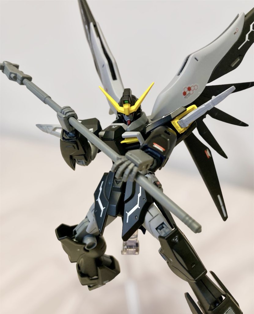 白い箇所をサフのグレーで塗り、脚部の膝から下を黒にしました。