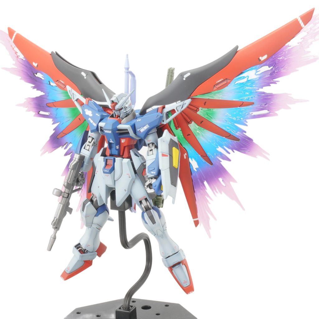 追加武装で見えなくなるので、本体は特に改造していません。羽だけは単色だと味気がないので、簡単にグラデーション塗装してみました。これだけでも見違える！