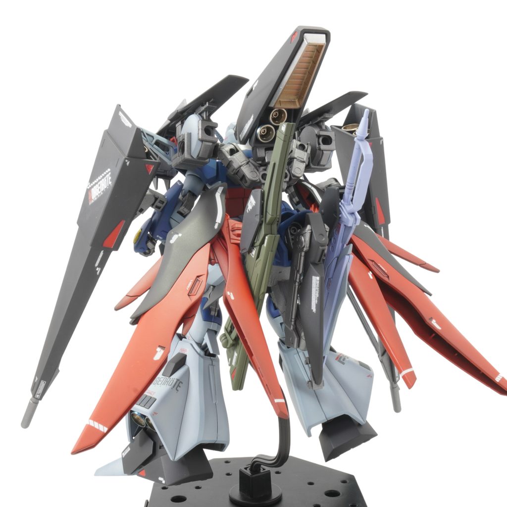 TR5シルエットを分離した後は通常のデスティニーとして運用できるという設定なので、バックパックが大変なことになっています。