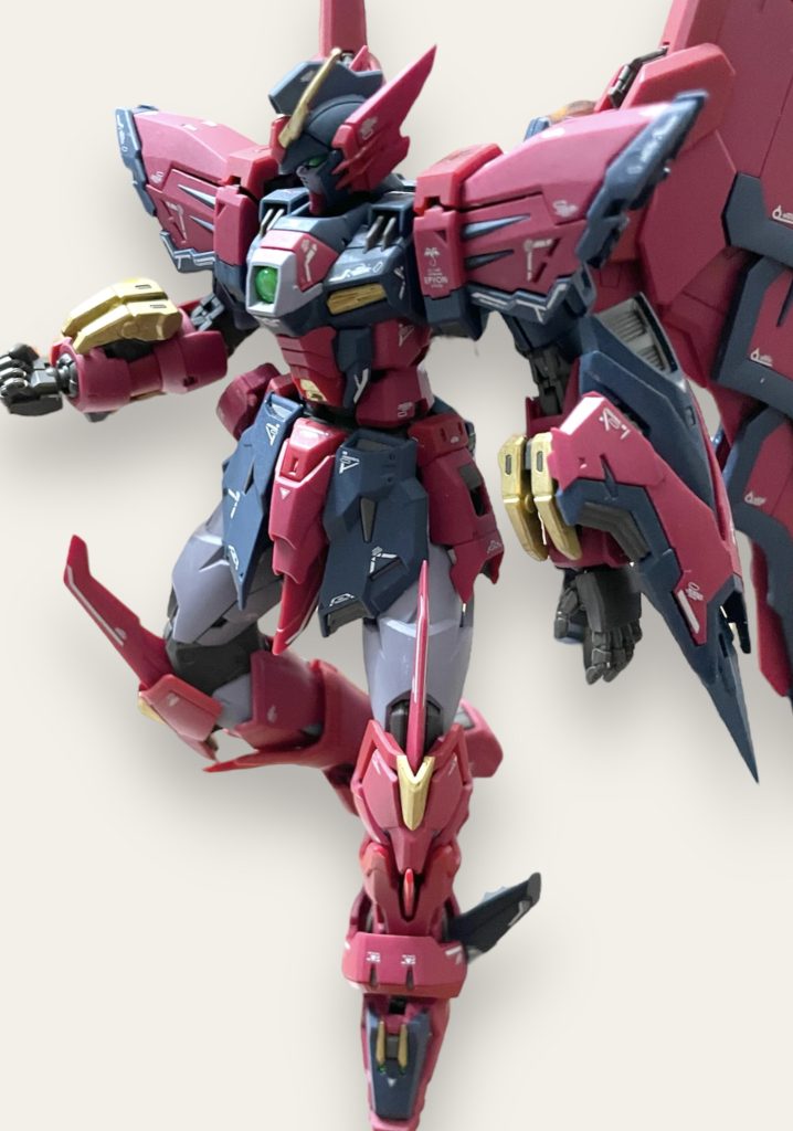 ホワイトの部分は少し暗めの色に変更、ところどころにゴールドでアクセント。