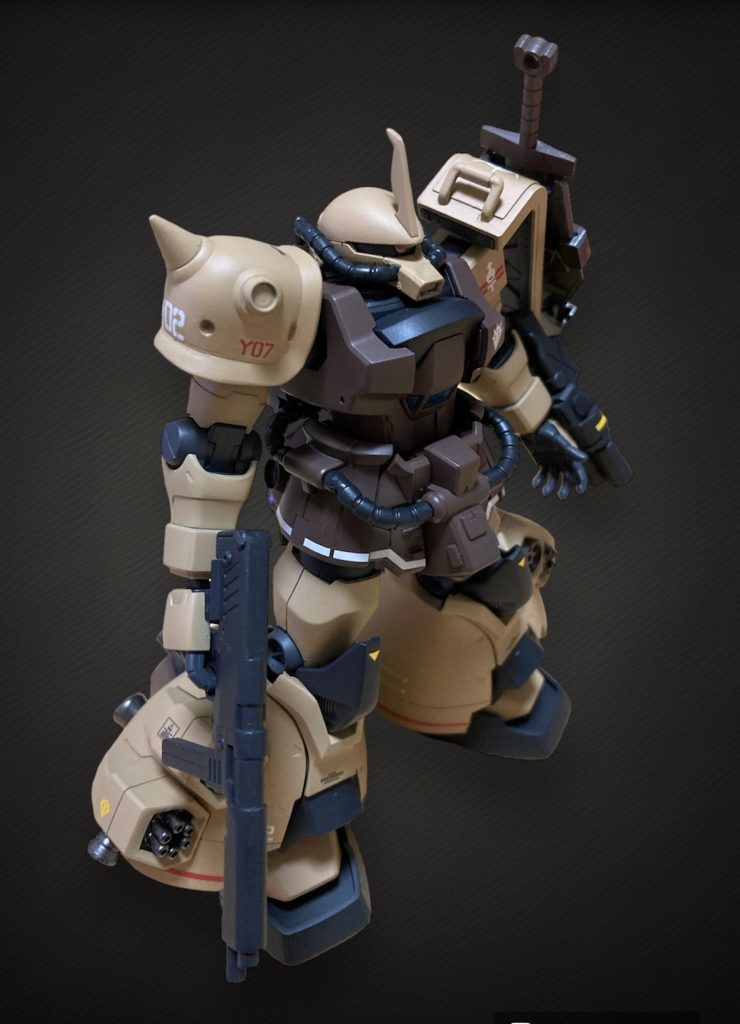 肩の形も気に入らないので右肩はガフカスのものに交換して前後のスパイクを取り外し。左肩にはオリジンザクからショルダーシールドを移植。こういった現地改修っぽいカスタムにはデザートカラーが似合うかなと思いこの塗装にしました。付属のラインデカールを結構頑張って貼りました。