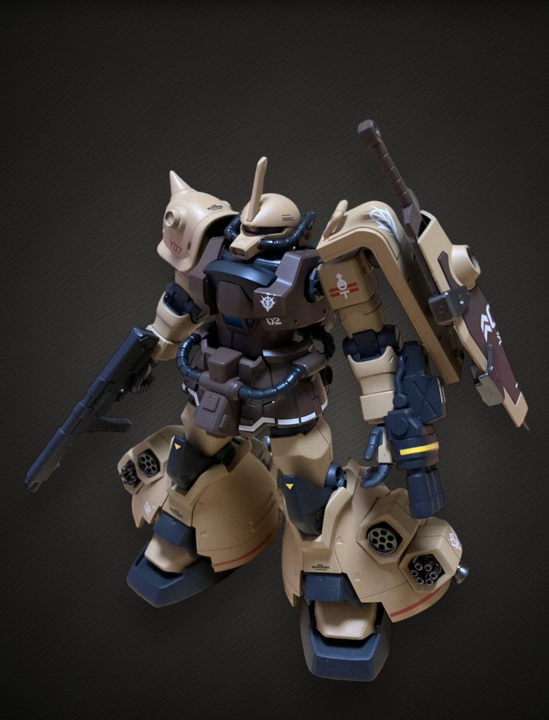 改造により雑なところが多々ありますがまずまずのイメージ通りに出来たかなと思います。ライフルはF2ザクと同じものを持たせています。オリジンザクのバズーカも準備しましたが持たせてみるとこちらのライフルの方がしっくりきました。