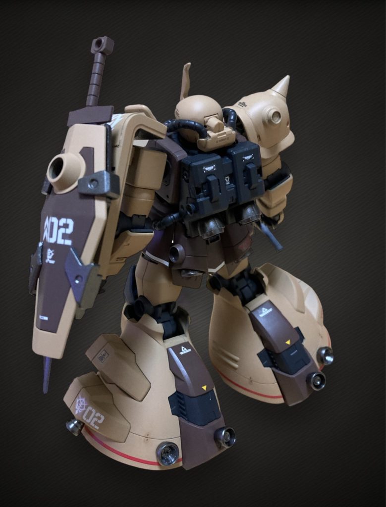 実は頭部も、もともとのグフフライトタイプ用のものは改造に失敗してしまったので余剰パーツのものとミキシングしています。ショルダーシールドにはグフのシールドを取付けられるようにしてサーベルも装備。