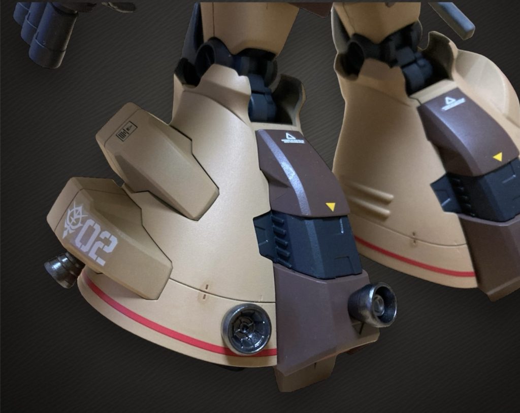 脚部にもバーニアをいくつか追加。飛ばないようにしたのにも関わらずバーニアをたくさん付けたのはドムのようにホバーをするのをイメージしてです。脚部スカートの中にもダクトをいくつか仕込んでいます。大きなボディを地上で動かすにはこれくらいの機動力は必要かなと思い追加しています。