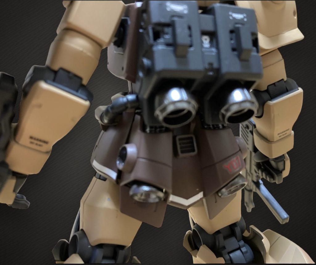 地上用にカスタムする為に4つの羽を外しています。その上でバックパックに付くバーニアを大型化。腰部のスラスター横には丸型バーニアを追加しました。