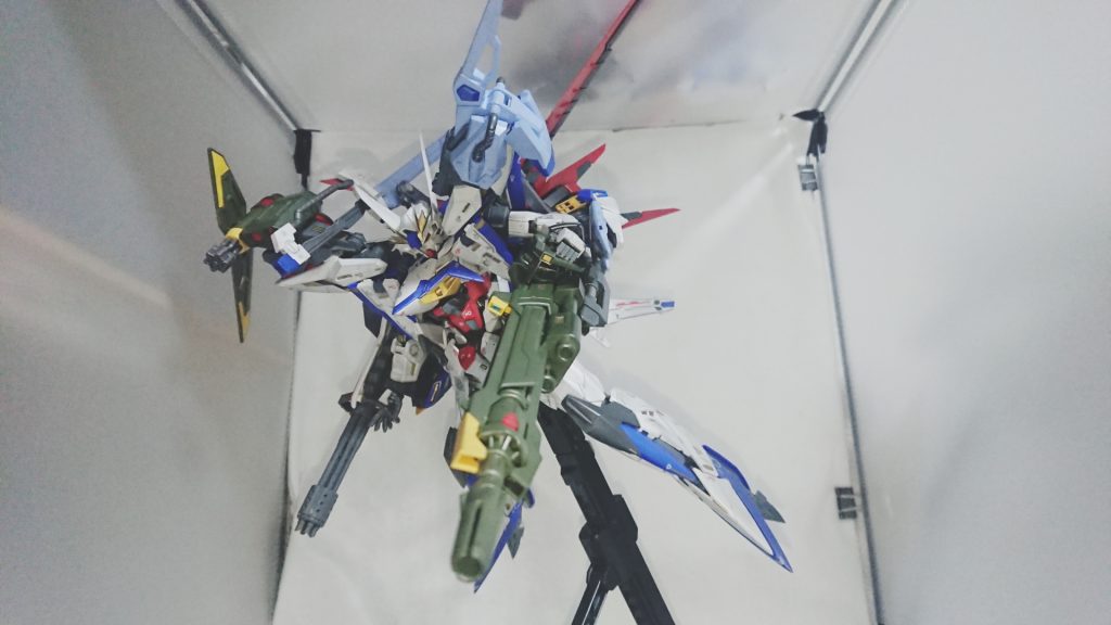 もちろんパーフェクトパックも装備可能、ですが、流石に関節が負け気味になります。ビームシールド発生装置にも3mm穴があるのでその上から更に追加装備をくっつける事ができます。