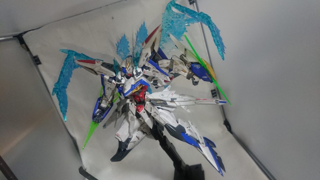 ユニバースブースターやI.W.S.P等、胴体に覆いかぶさる形状のものは、装備し辛いです。頭部の形状的にも、頭がほぼ動かなくなります。損傷も十分考えられます。付ける際は慎重に。