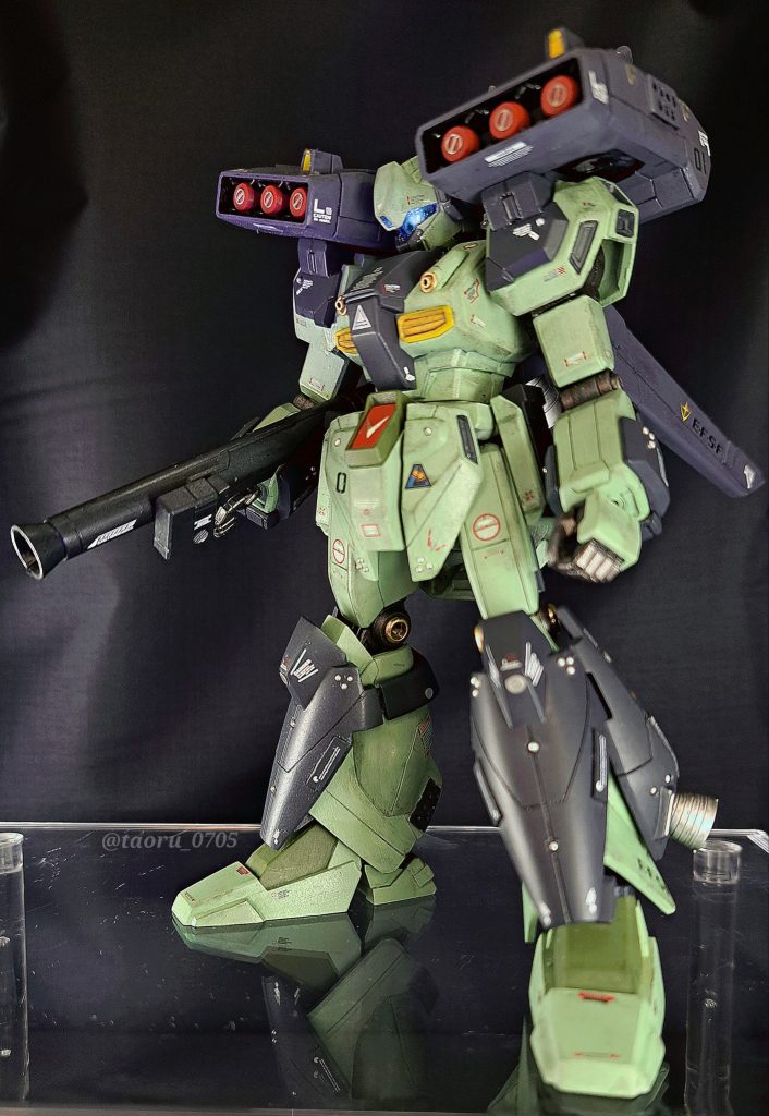 塗装はいつも通りの筆塗りです。ボディは、アクリジョン筆塗り専用のグラスグリーンをベースに調色しています。肩のミサイルランチャー・ユニットとバックパックは水性ホビーカラーのガンバスターバイオレットグレー、アーマーはガンバスターダークグレーを使用しました。塗料が作成途中に届いたので、使ってみたかったというのもありますが、超宇宙級のスーパーロボットの要素があるのも夢があって良いなと思います。自己満足です。