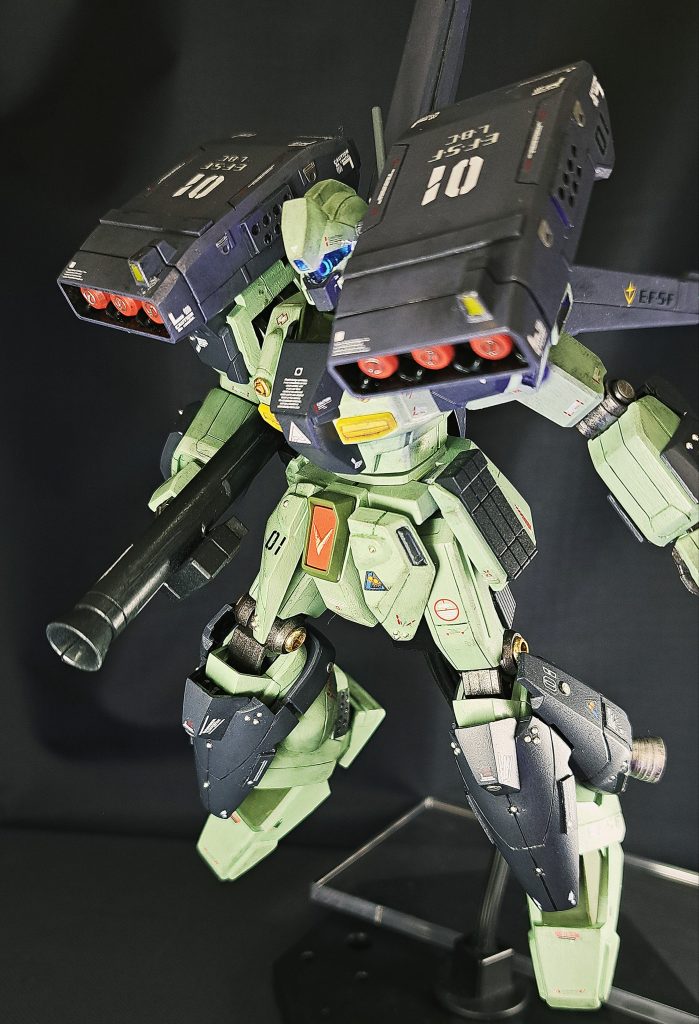 今回はエッジ出しをかなり意識して作りました。先日参加した模型展示会で上手い方の伺ったところ、基本工作が大事だと言うこと仰っていました。特にエッジ出しは重要ということで、時間をかけて取り組みました。膝のアーマー部分はそこそこキレイにエッジが立ったと思うのですが、他はもう少し頑張れるだろうなと反省しています。あと、スジボリがもっとうまくなりたいです!。まだまだ、精進していこうと思います。