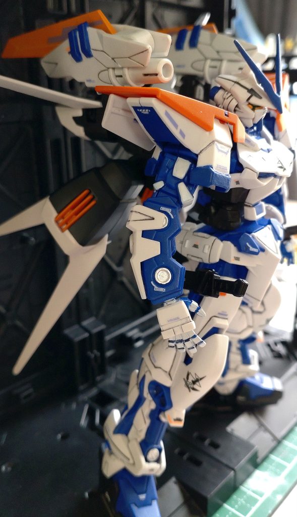 ブルーDを意識して、エールストライカーをリペイントしたヴィーヴルストライカーとシペールソード的にフェイダトンファーを装備させています。