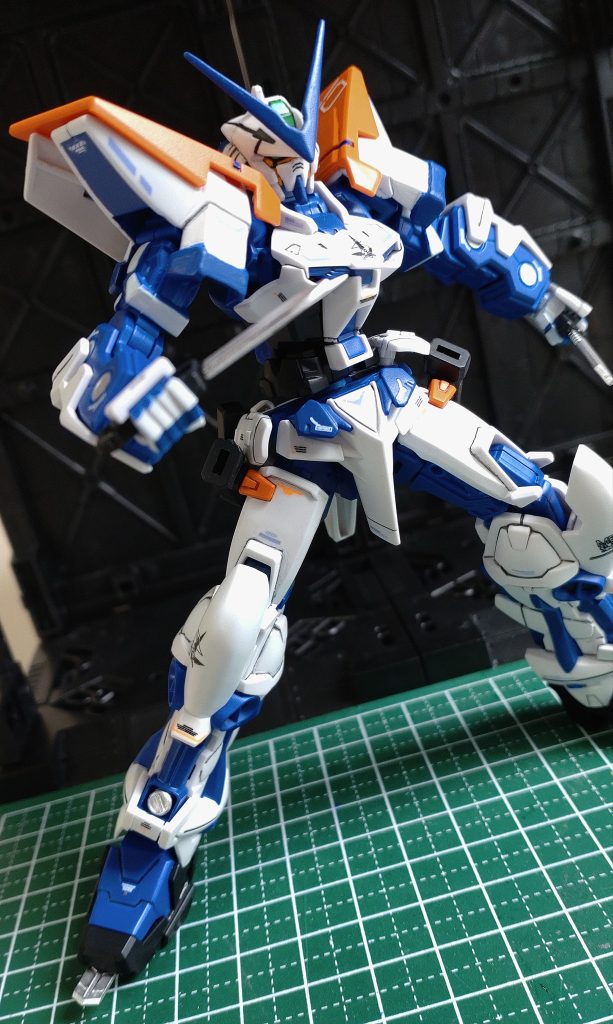 缶スプレーとガンダムマーカーによる部分塗装ですが、下地の色味に合わせてサーフェイサーの色を使い分けたり、まだまだ勉強不足で苦労しました。しかし失敗から学ぶ事が多いのがプラモの良さですね。