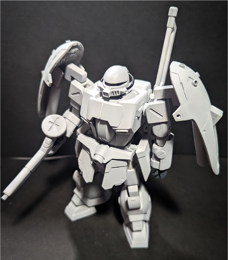 サフ後の画像…傷や積層痕の修正大変でしたorz極力修正したつもりでしたが、まだまだ粗が目立ちますね(´・ω・`)トップコートでつや消ししたのでなんとかなってますが、光沢で仕上げるならもっと修正作業頑張らないと無理そうです…。ちなみに今回一番悩んだのが、フロントスカートの構造で、漫画のデザインでは上部が繋がっているようにも見え、でも全て繋げると可動も見栄えも微妙になるかな?と思い、こんな感じの構造に落ち着きました。