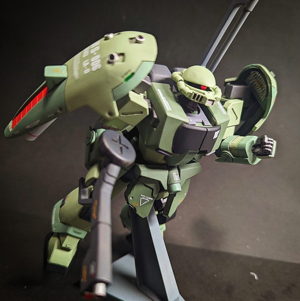 造形はクロスボーンガンダム6巻等を参考に製作しました。漫画での登場コマ数少ない上に設定画等も無いため、造形するにあたってアレンジ等もそこそこ入れましたが、割とそれっぽくなったかな?カラーリングも漫画の白黒のコマからはわからないので、シンプルにザクⅡ風で塗装しました。(資料が…参考にできる資料が少ない……( ;∀;))