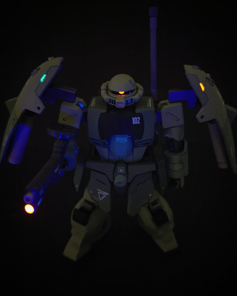 一部UVライトで発光します。肩部バインダーの航行灯部分はバトオペのクシャトリアのバインダーを参考に入れてみました。