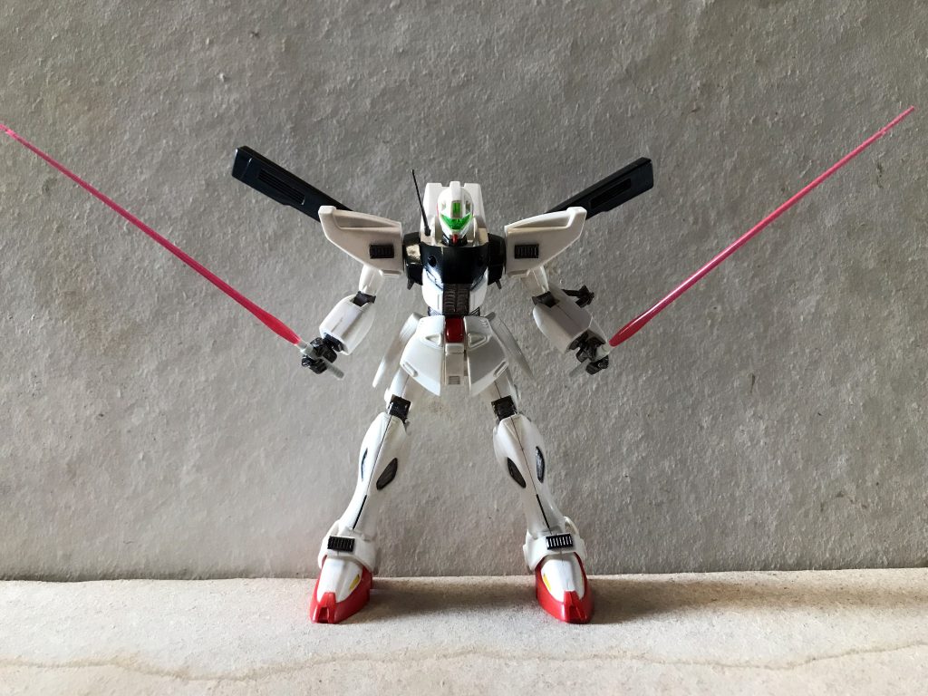 この二刀流の構え、、、撮影していてめちゃくちゃ気に入ってしまいました、シンメトリーがいい感じです、自画自賛ならぬ、自ガンプラ自賛ですね爆笑