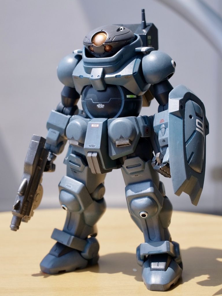 主にアクリルガッシュの筆塗りです。メタリックカラーのところだけ他の水性塗料だったかな?デカール後に半光沢トップコート。ミリタリー風にガッツリ汚すつもりで作り始めたけど、きれいに塗れすぎてしまって汚すのが惜しくなってしまい、ずっとそのまま飾ってます。