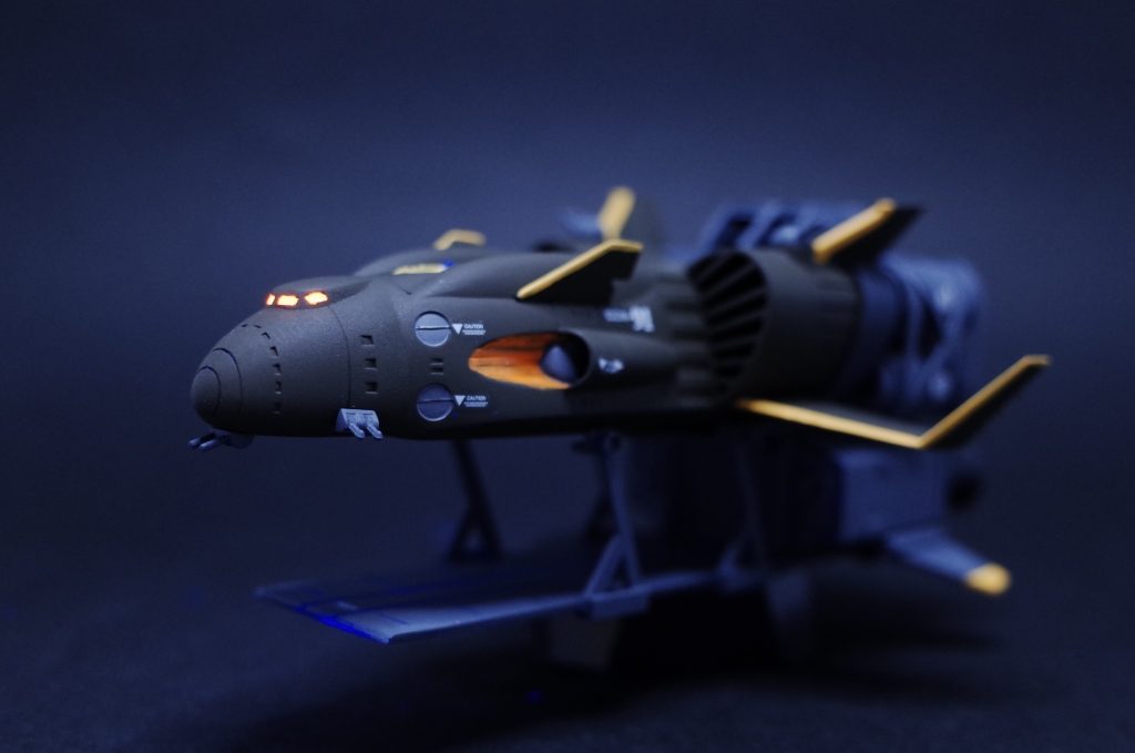 艦橋はクリアオレンジで塗装ブラックライトを当てれば光ります