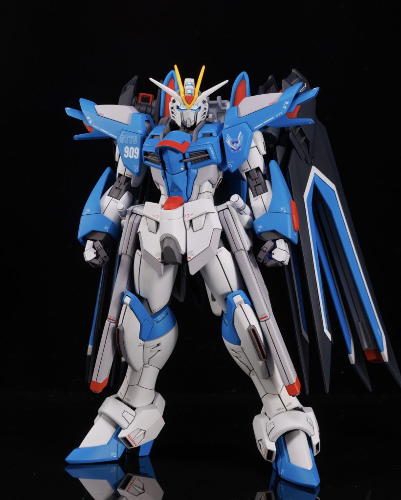 ハンドパーツはあすぱら模型さんのASPハンド 角型 Re 6.5を使用肩スラスター可動化(ネオジム埋込)太腿上部延長爪先にバラストを入れて素立ち安定化前垂れ下方へ修正レールガン内側カットと幅詰め