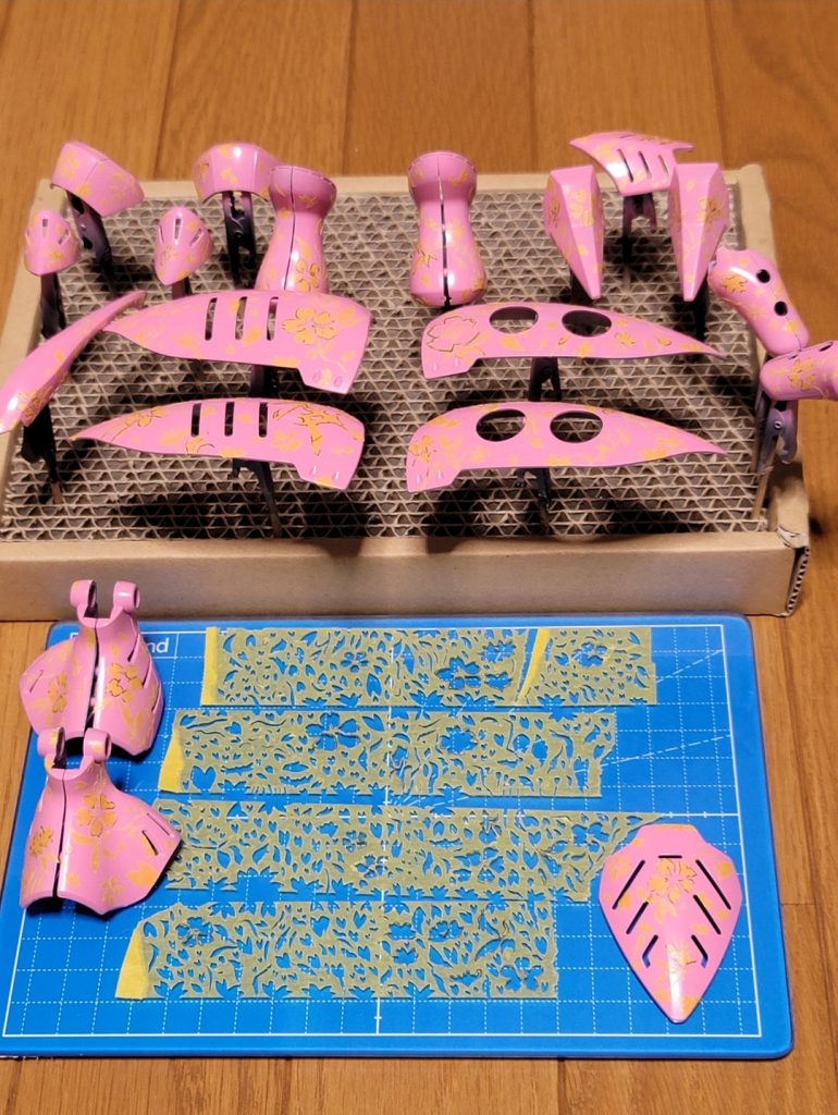 フリーハンドでマスキングテープに ひたすら桜模様をカッティングして行きました