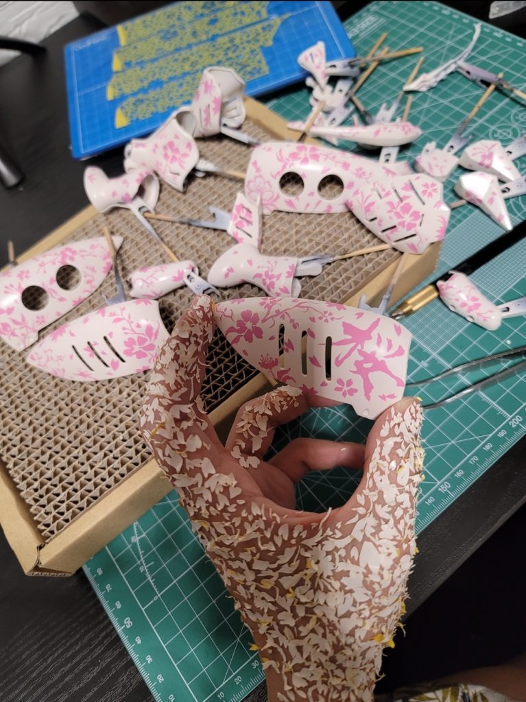 塗装後にマスキングテープを剥がすとカッティングした分だけの桜模様が残り可愛く仕上がりました