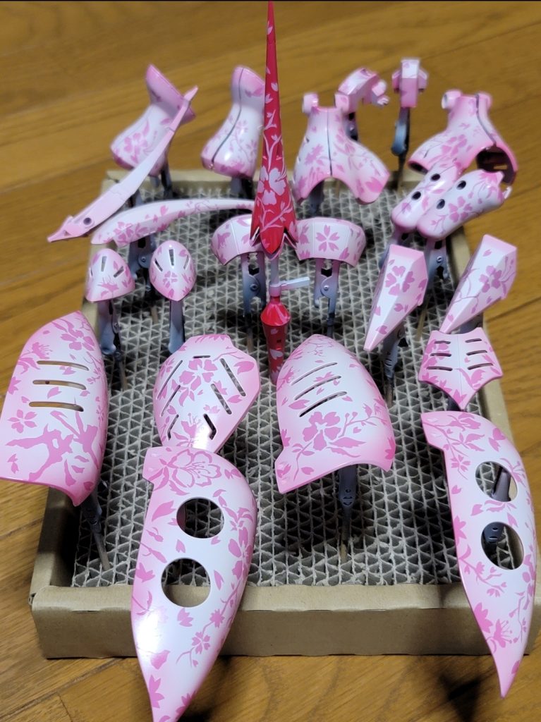 武器はキュベレイパピヨンのを改造してみました。仕上げにクリアーピンクでグラデーションしました。