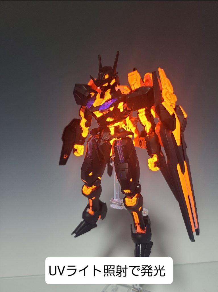 UVライト照射するとバキバキに光ります。