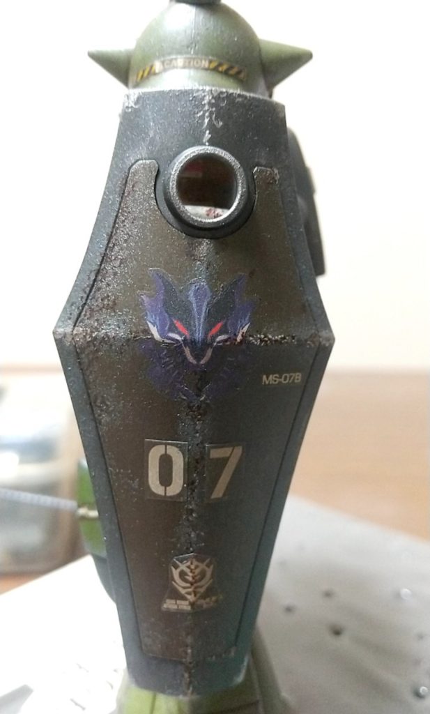 盾は粘度を濃くした塗料でスポンジチッピングしウエザリングマスターライトシルバーと極細ペンで劣化させました