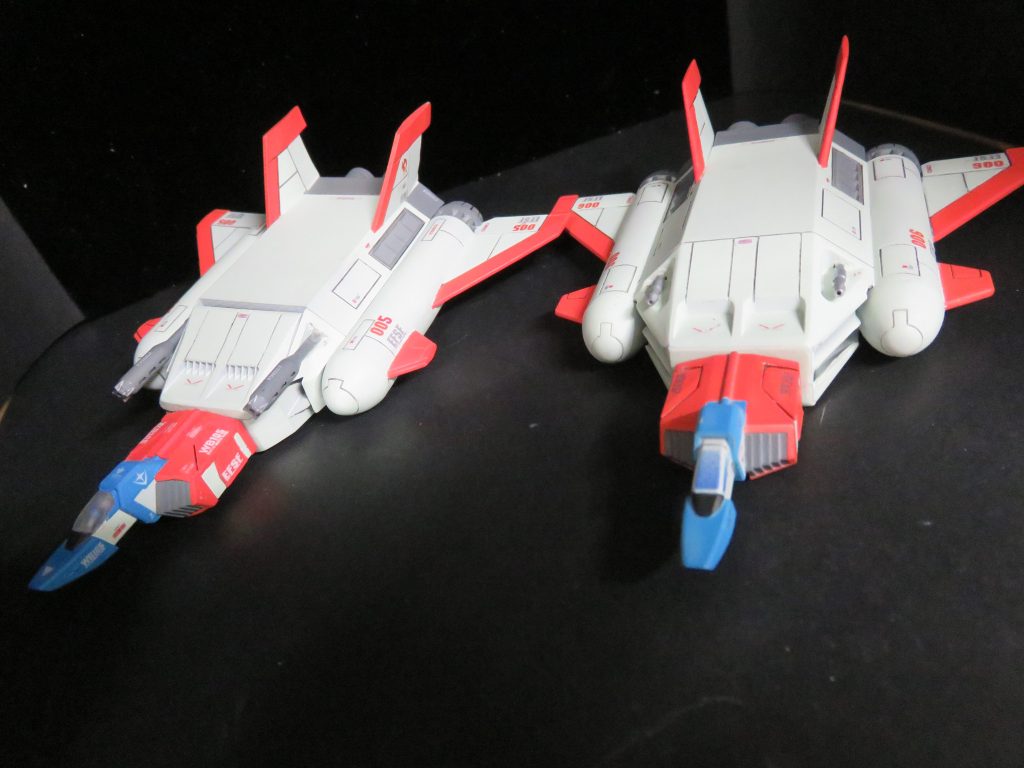 右:汎用戦闘機タイプ左:ガンダム強化用タイプ