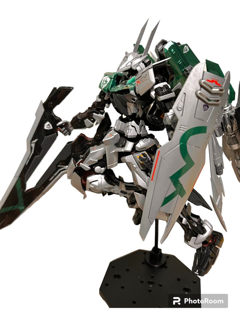 アピールポイント1 カラーリングまず、フレーム色は（確か存在してなかったはずの）黒から選びました。フレーム色が決まったあとは、外装と、差し色を決めるわけですが、この作品を作ってる時にsuper gtをよくみてたので「f1カーからかっこいいカラーを持ち出せばいいのでは？」と考えました。その結果、メルセデスf1の2021（確か銀と黒とミントグリーン）のカラーがカッコよかったのと、既に使用が決定していた黒を使っていたので採用しました。強いf1カーのカラーを引き継いでるので、やっぱりカッコよく仕上がりました。満足。※ちなみにデカールはseed汎用デカールと、水星の魔女デカールから取ってます。