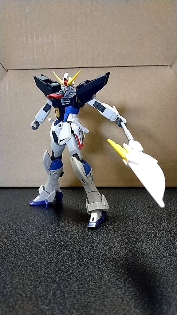 固定の手持ち武器は汎用多機能ランス。経費削減のために機体装甲強度が下がっているが、この武器はリベルタスガンダムのコピーではないため重く攻撃力が高い。さて、次回は底辺の制作したリベルタスガンダムの前身機体「ゼウルタガンダム」を解説します!お楽しみに! それでは👋