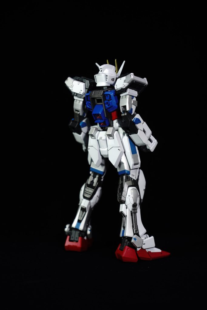 背中はシンプルながらももとのデザインが活かされているのが、さすがRGといったところでしょうか?太もも下部やアキレス腱あたりに青色を配色をしてアクセント