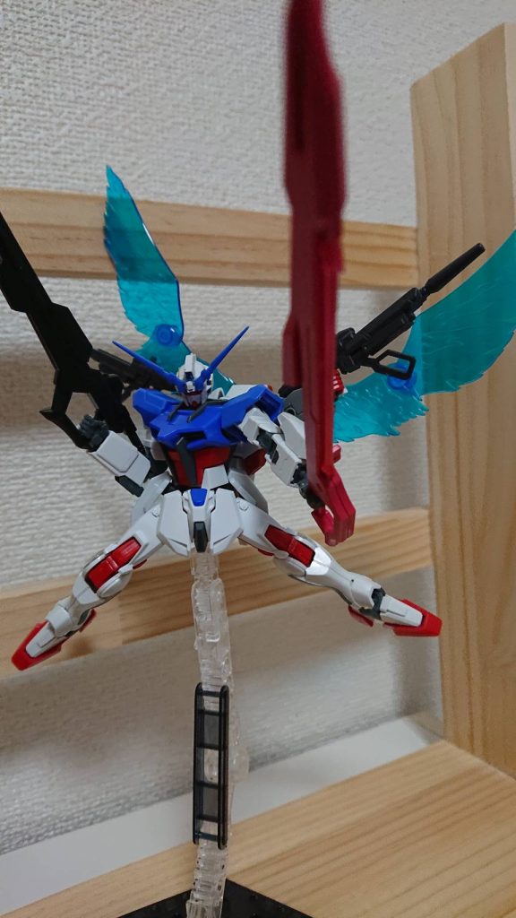 リミッターを解除し瞳の色が赤に変わるとマキシマムストライカーの背部から青い翼が形成され、音速に近い速度で移動が可能。翼を巨大なビームソードとしても使用ができる。