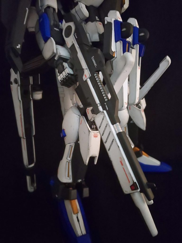 νガンダムのライフルを装備。全く同じではなくグレー多めでシルバーやレッドポイントつけました。こちらも試作中の1つと言うことで。