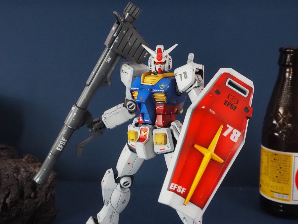 体は良い、しかしお顔をがなぁ…。分野によってはそういうのが一番という事もありますが、ガンプラ含め【お人形は顔が命】です。それなら良い所を組み合わせよう、とやってみました。