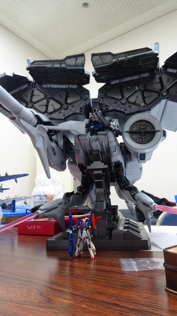 後輩のガンダムアーキテクトと一緒に撮影。デンドロビウムの大きさとZの小ささでむしろサイズ感わかんなくなっちゃいますね。