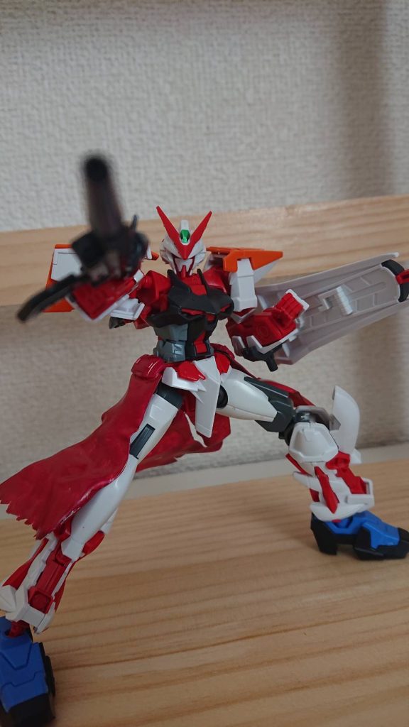 素体の時の武装はビームライフルと小型ナイフ。ライフルはインフィニスの長射程ビームライフルと同じほどの飛距離と火力がある。