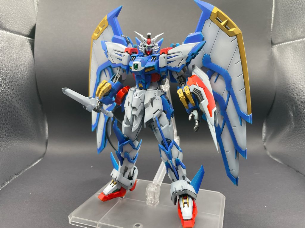 白のパーツは黒サフ→EXホワイト青のパーツは白サフ→スカイブルー→コバルトブルー赤のパーツは白サフ→ピュアオレンジ→ブライトレッドで塗装しました。