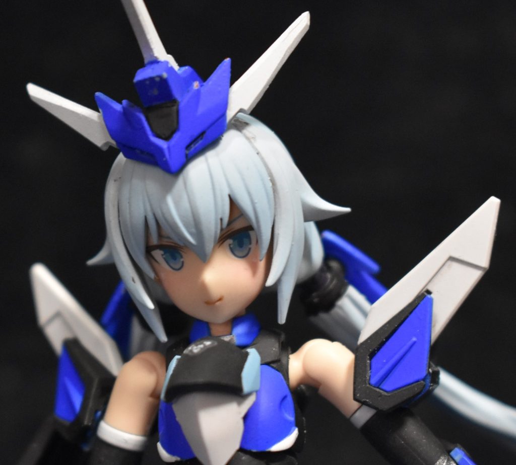 バストアップ 今回は全てバンダイ製のパーツで社外品は目のデカールのみ頭のトサカとツノの一部は合いそうなものがなかったのでプラ板主体で自作しました