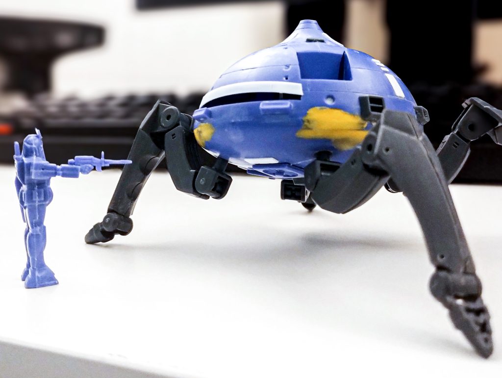 メタルボール、排熱穴（メーズビーズ）、プラバン、スジ彫りなどで各部をディテールアップ。ボディ底面に4つの砲台を取り付ける穴が空いていたのですが、そこに30MMの脚部を取り付けました。ジョイントパーツばピッタリ収まる穴のサイズだったためフル可動できます。底面はつるつるだったので切り取った脚部のファンを加工したものやプラバンなどでディテールアップしました。