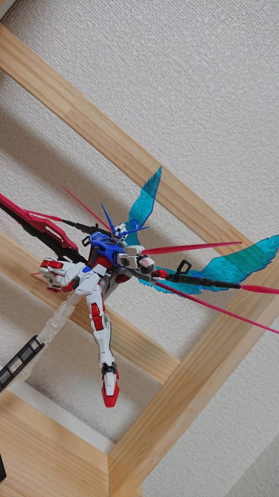 マルチロックオンをし全ビームサーベルを展開させ高速で敵機を切り裂くフルスラッシュモードも可能。翼を展開させてフルスラッシュモードをすることでハイマットフルスラッシュモードに移行できる。さて、次回はユッキーの新たな機体の紹k…『warning warning』次回…「ガンダムブラッドオメガ」