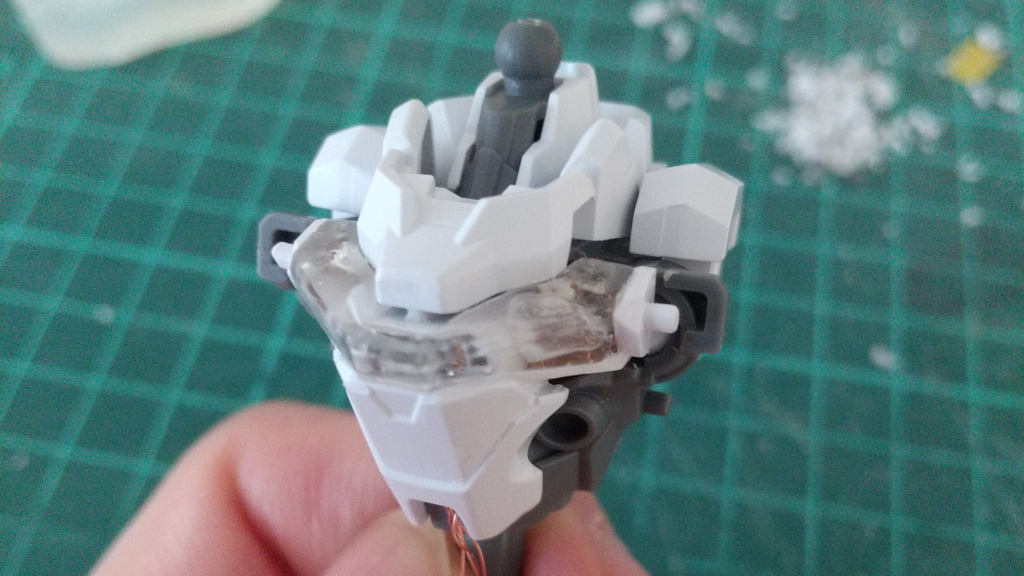 製作の肝になるシェルユニットはUVレジンで透明パーツとして作り直し、中にLEDや制御回路を埋め込んでいます。