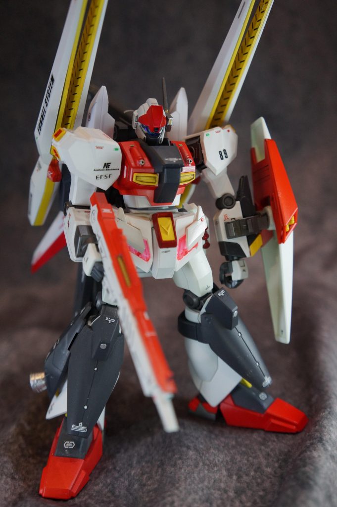 しかし、それを使いこなせるパイロットは同研究所には存在しなかったため、想定されていたエースパイロットでも使えるようアナハイムから極秘裏に提供されたサイコフレームを腰部に使用することでサイコミュ兵器の運用が可能となった。