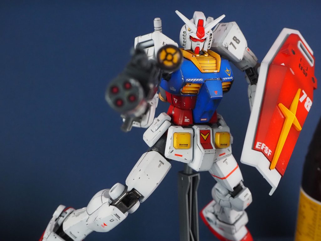 リバイヴ版は異論も多いキットですが、顔を変えちゃえば気にならないですし、寧ろ優れた部分がより鮮明になります。肩可動は押して引く、少々コツがいりますが分かってしまえばこっちのもの。プラパーツならもっと良かった?