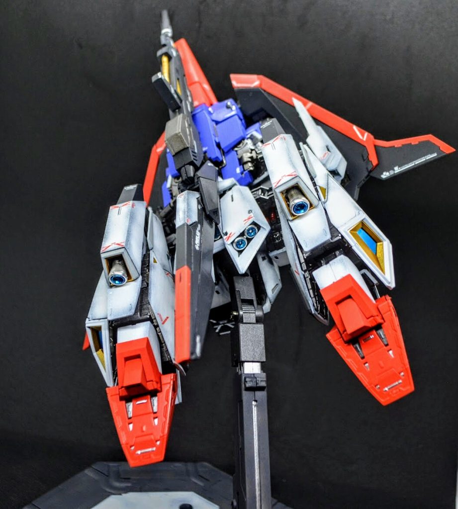 ウェーブライダーWB形態も非常にかっこよくて…どっちの形態で飾ればいいか迷います。スラスター、バーニア内部はブルーで仕上げてます。これめちゃくちゃかっこいい……。バーニアの焼きはつけるか迷いましたが、今回はそのままで。斜めに飾ると映えますね…!