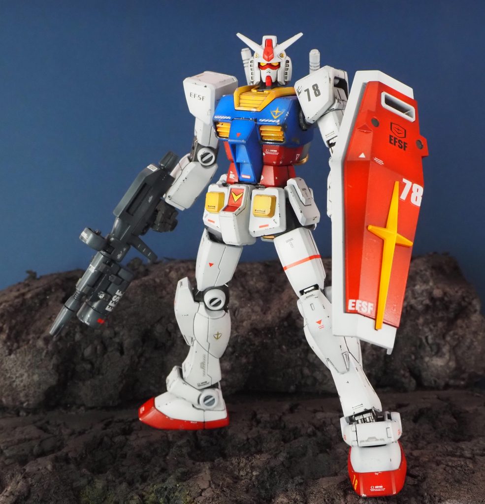 正統派デザインのキットと、ややリデザインの癖が強めのキット、感じ方は人それぞれですが一長一短な所があると思いました。値段はほぼ同じですが、関節の構造がしっかりしていたり、モールドがそこそこ加えられている後者のボディに前者のヘッドを乗せています。