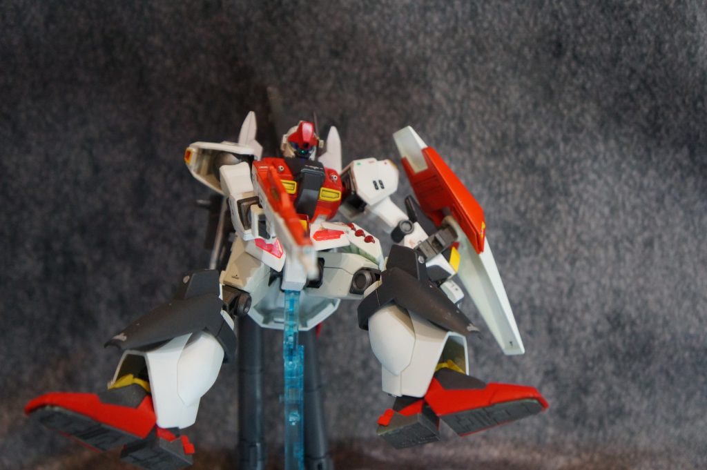 増設されたスラスターによって、ファンネルで牽制したり、囮に使うことで最新鋭のネオ・ジオンモビルスーツを次々と撃破していくのであった。