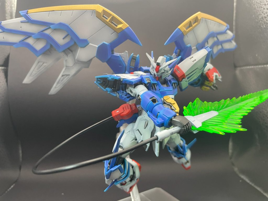 格闘機の躍動感あるポージングがめちゃくちゃ難しいです。なかなかカッコいいポーズが決まらず、塗装剥げが怖くてこれで断念。