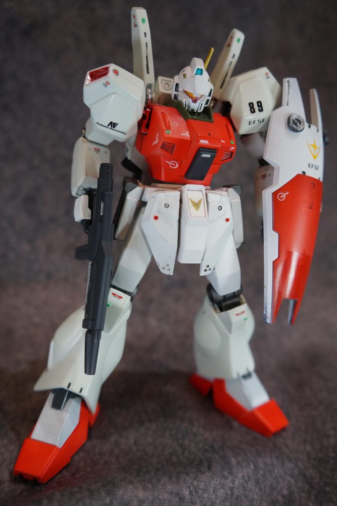 しかし、アナハイム社からの要望により頭部及びカラーリングの変更が求められ、ジェガンが正式に生産、配備されることとなった。